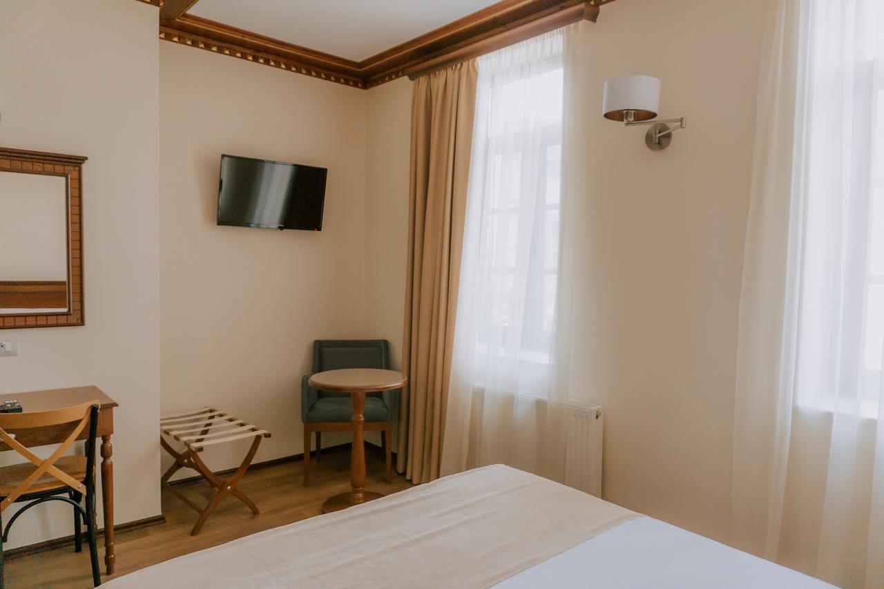 Hotel Argjiro Gjirokaster Bagian luar foto
